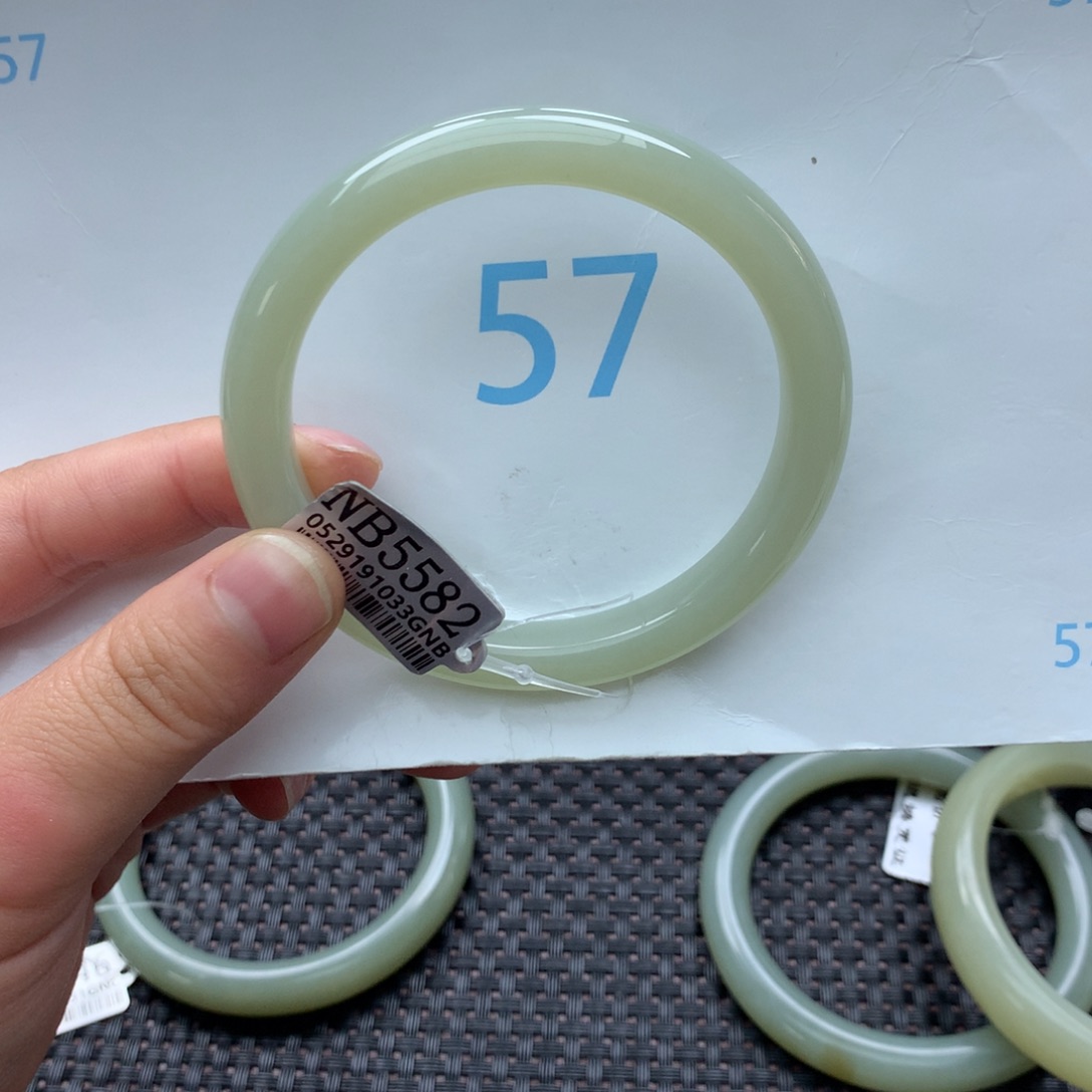 布***林和田玉未镶嵌手镯