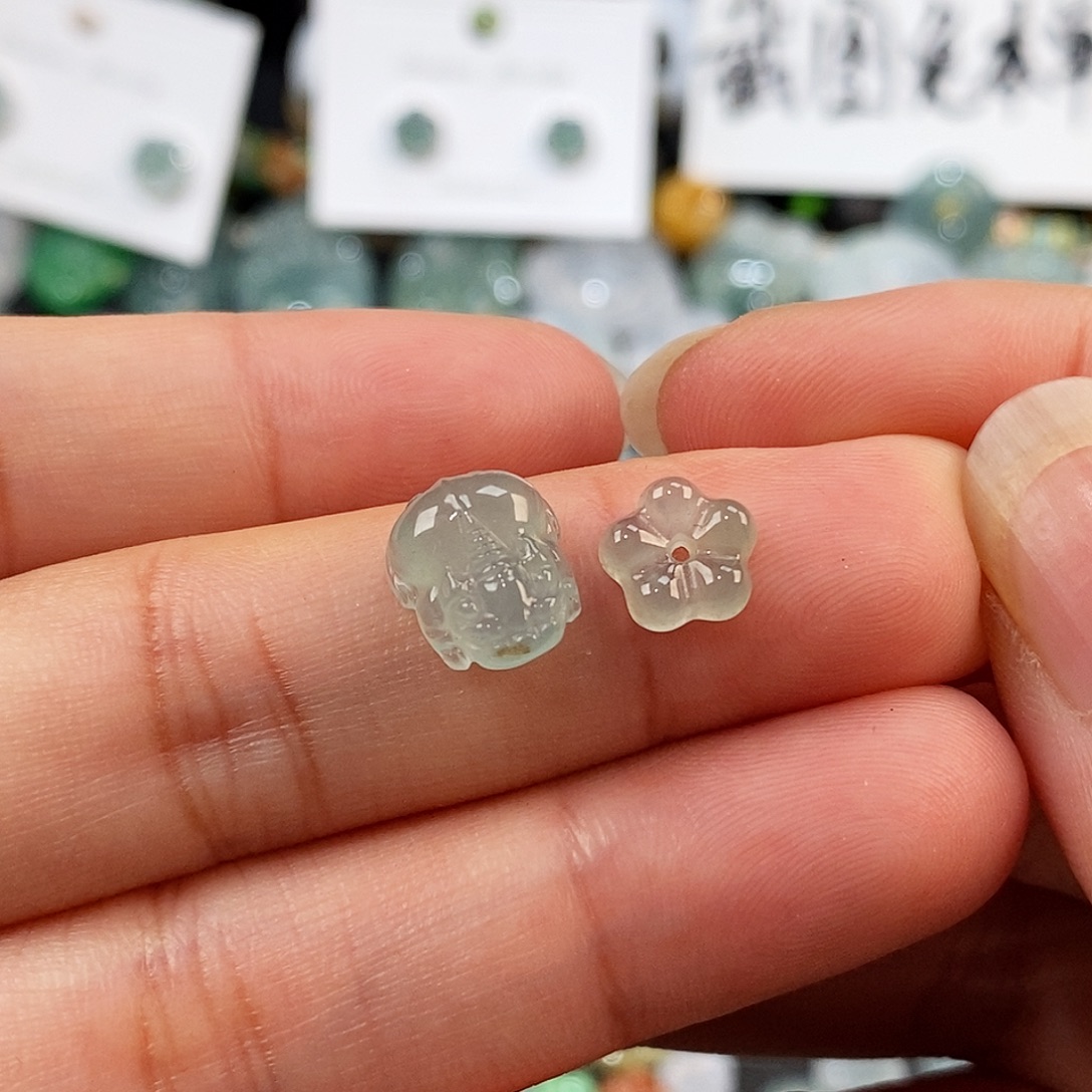 翡翠未镶嵌颈饰貔貅小花