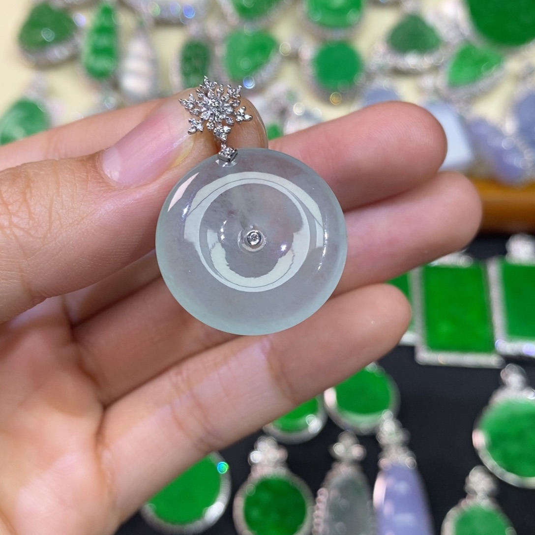 翡翠吊坠(不含链)18K金镶嵌卡21.9-4