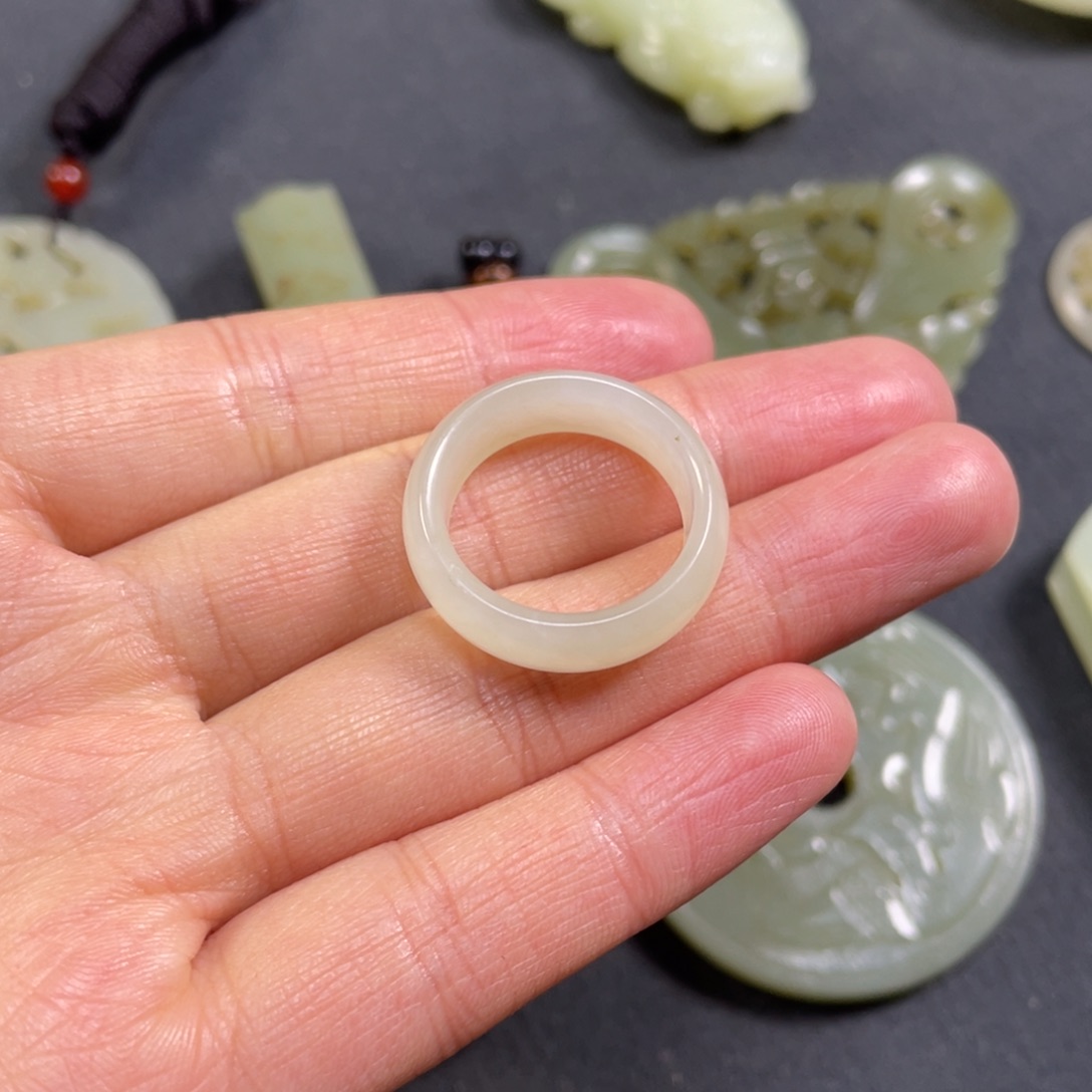 起***云和田玉未镶嵌颈饰