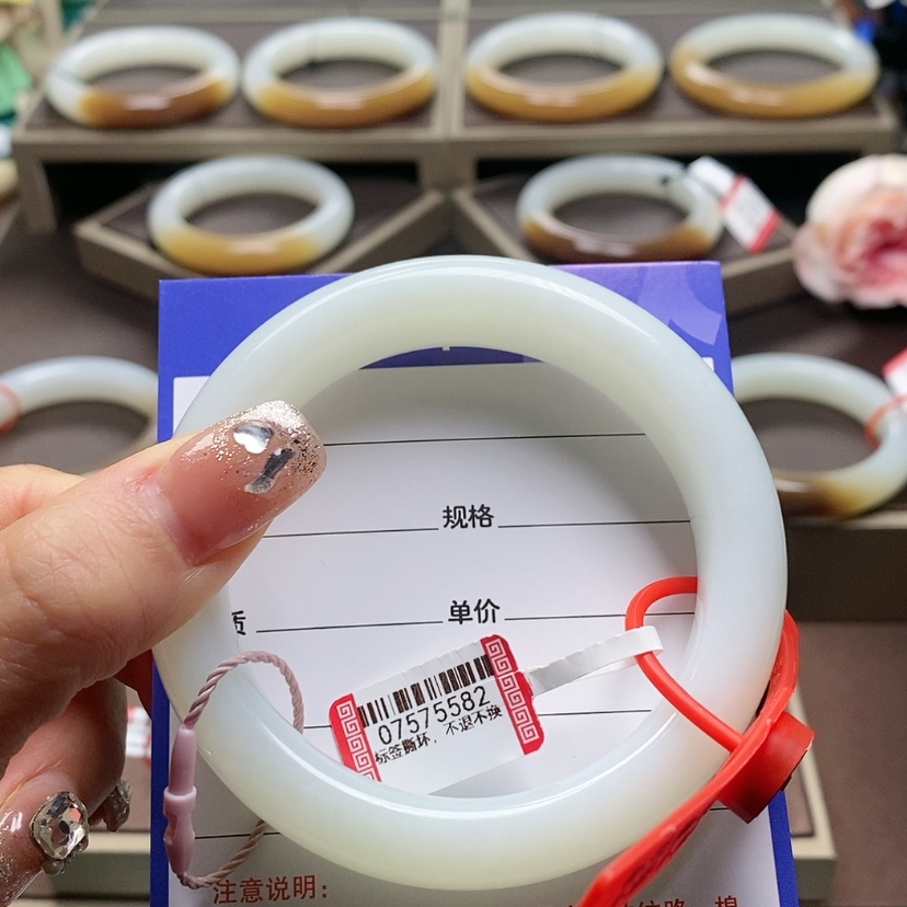 【闪购商品】和田玉手镯未镶嵌安**贝