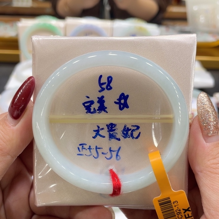 翡翠手镯未镶嵌翡翠