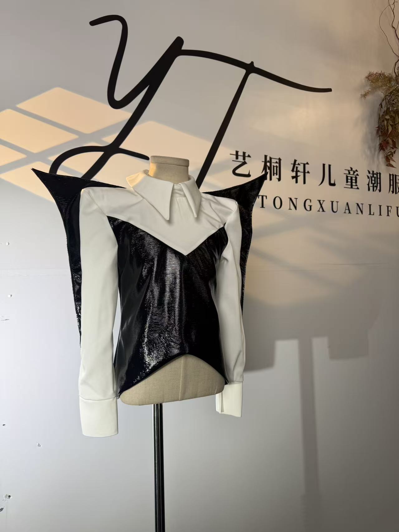 黑皮拼西装衬衫儿童潮服走秀潮服儿童演出服