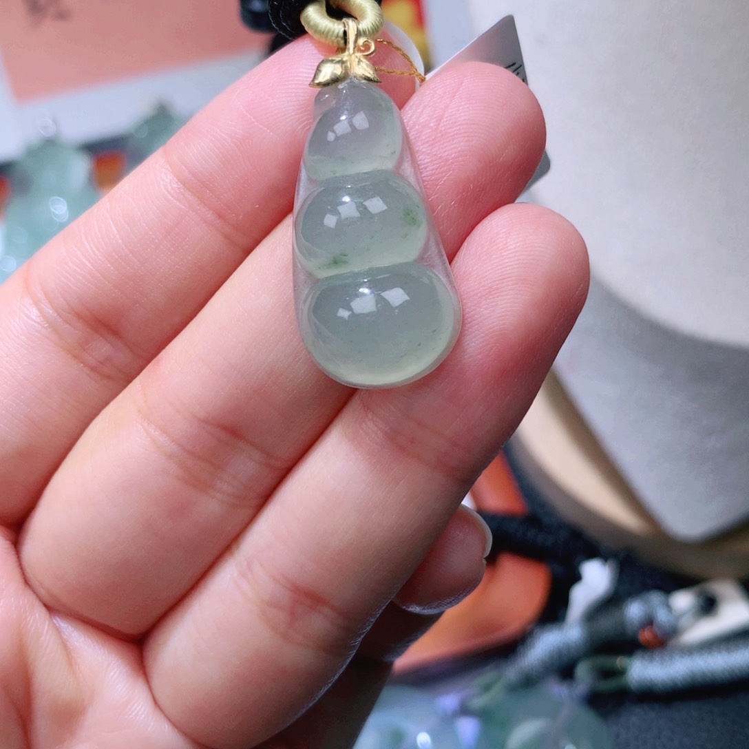 颈饰18K金镶嵌翡翠福豆