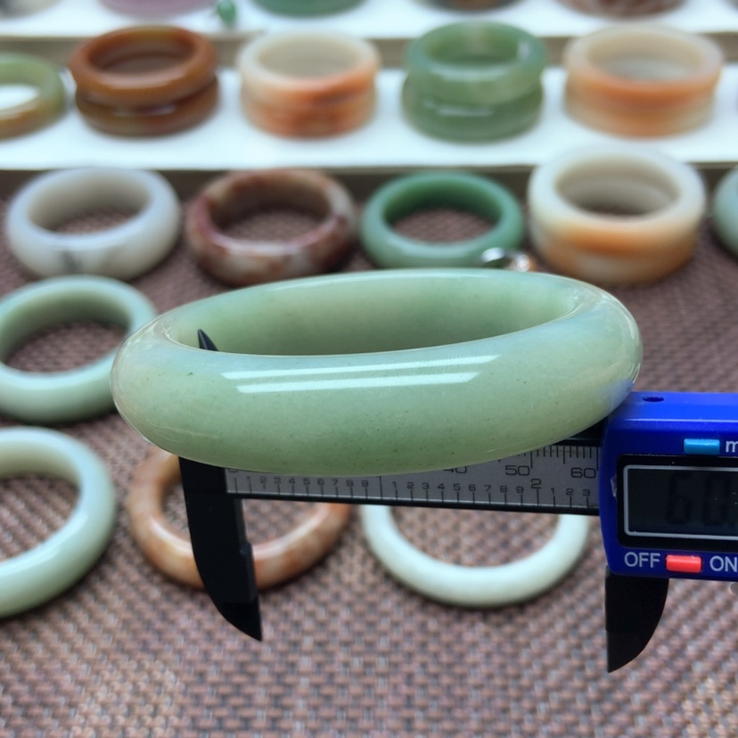 【闪购商品】石英质玉手镯未镶嵌