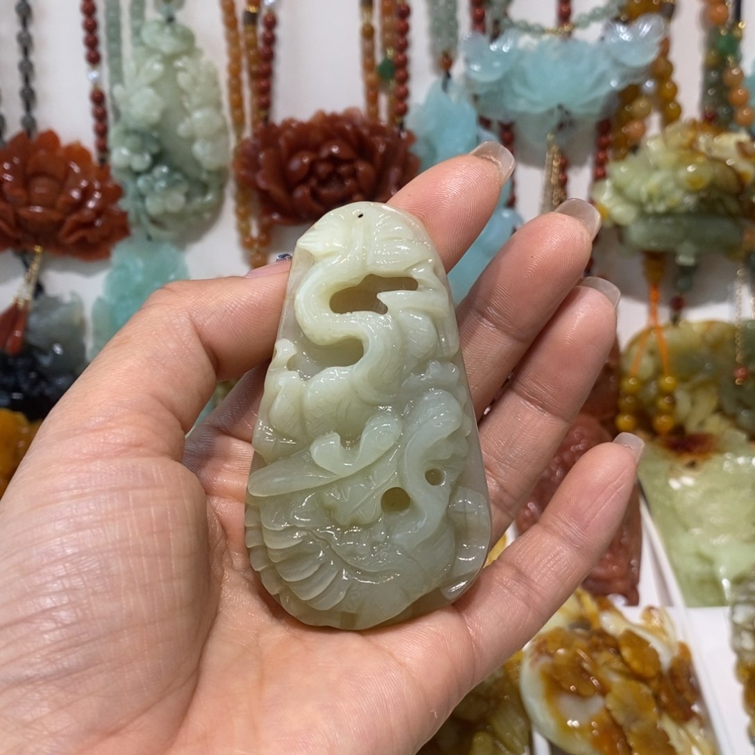 蛇纹石玉未镶嵌颈饰