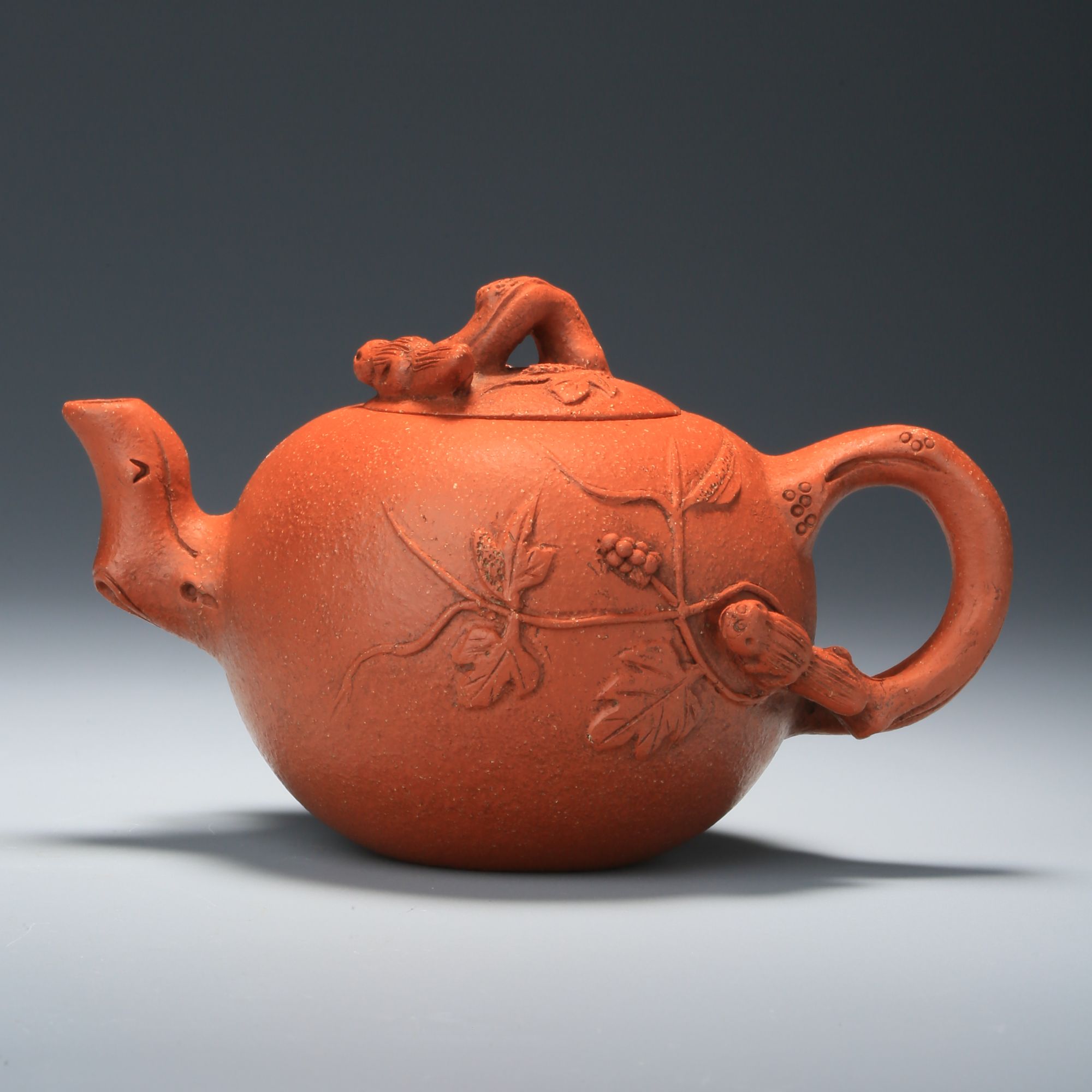 纯手工 红泥 松鼠葡萄壶 高7cm 长12cm 150cc  Lot524
