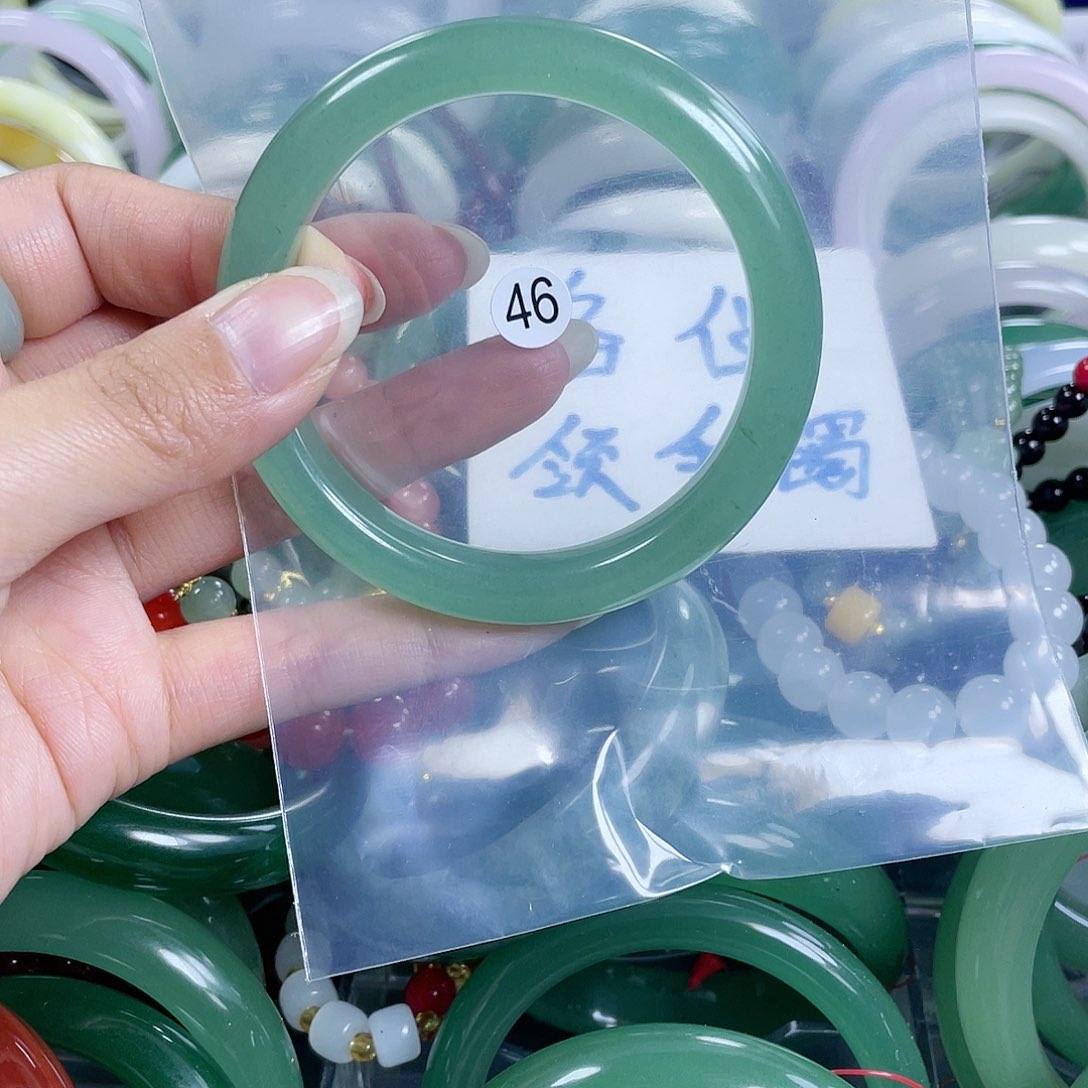石英质玉手镯未镶嵌56