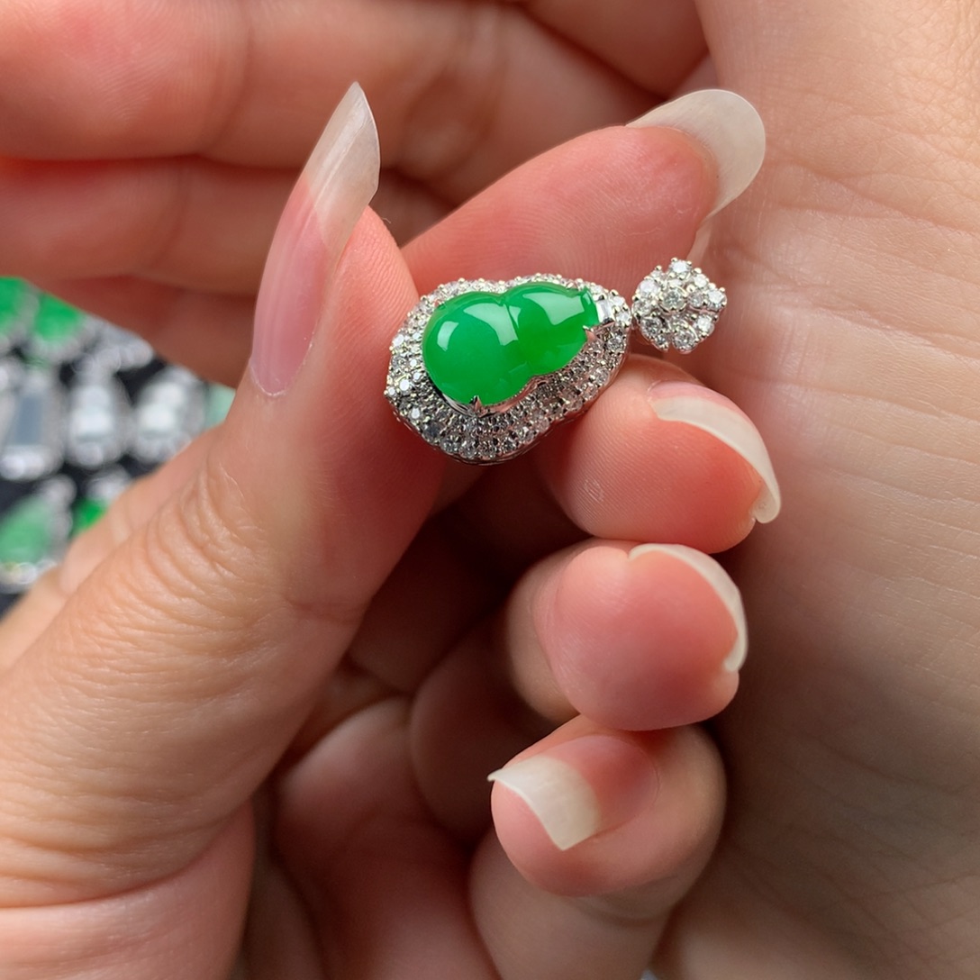 颈饰18K金镶嵌翡翠阳绿葫芦