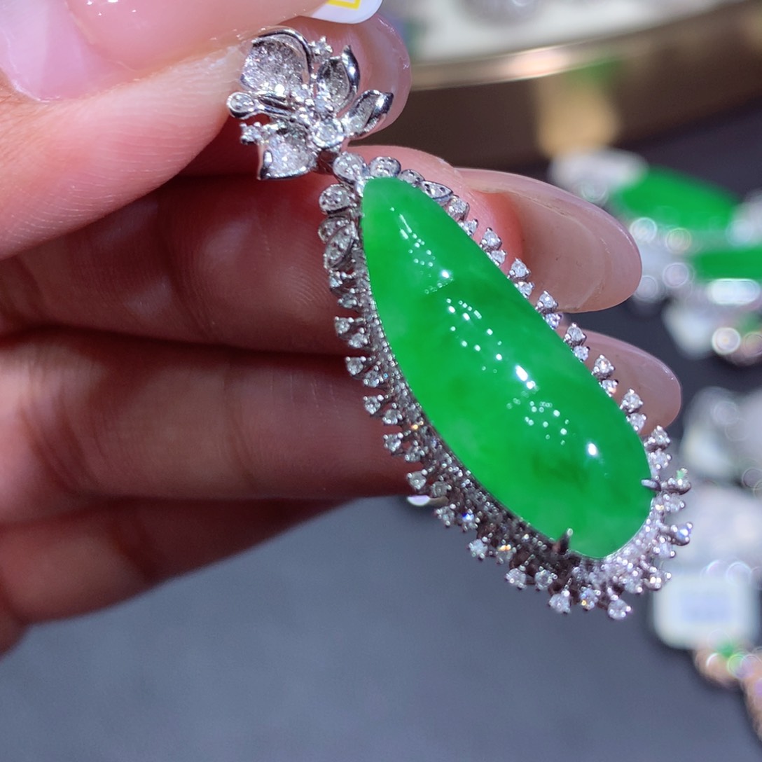 翡翠吊坠(赠链)18K金镶嵌