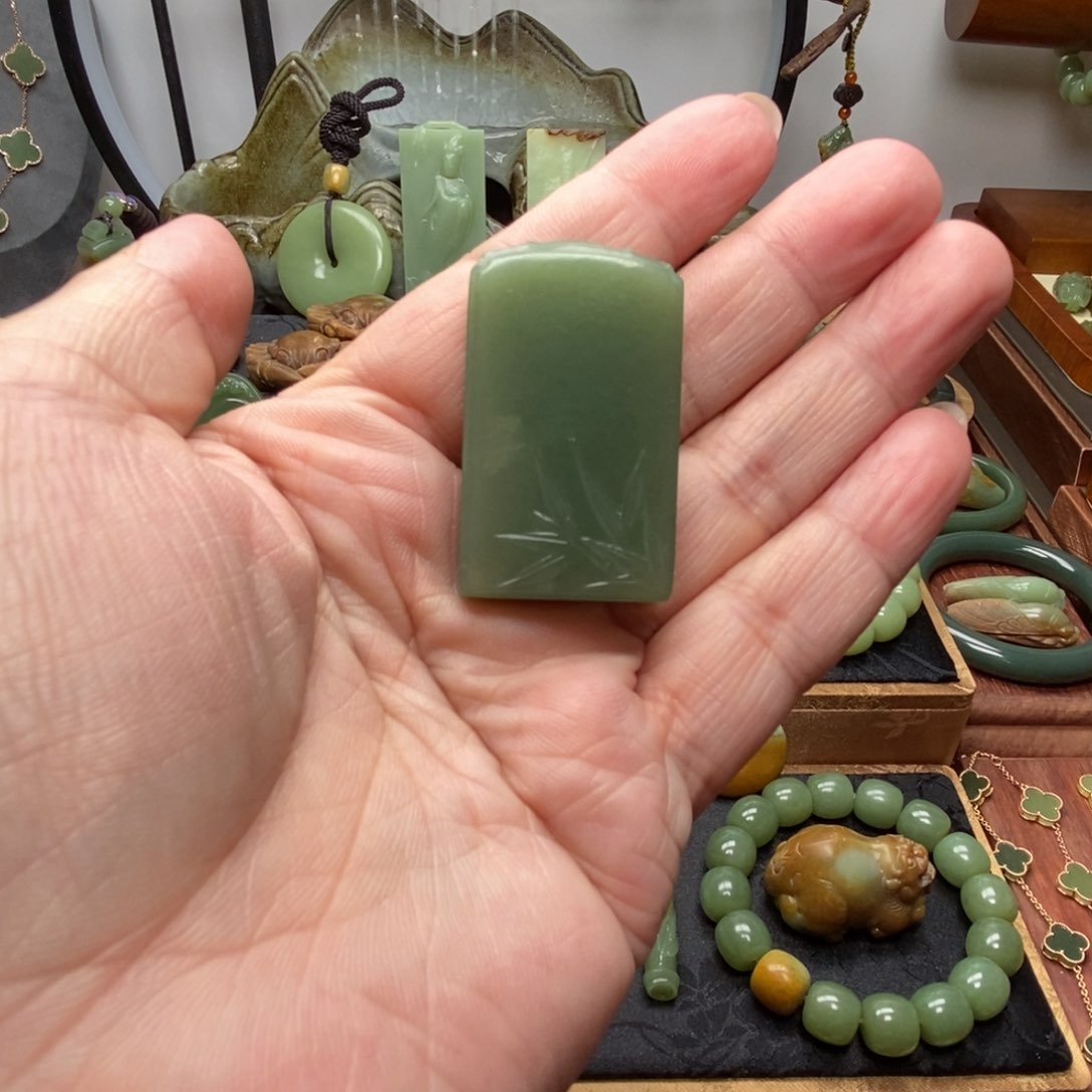 岫岩老玉（透闪石质玉）吊坠未镶嵌
