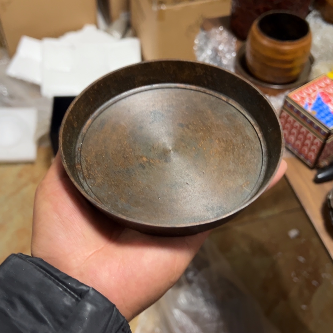 点铜圆型壶承。     