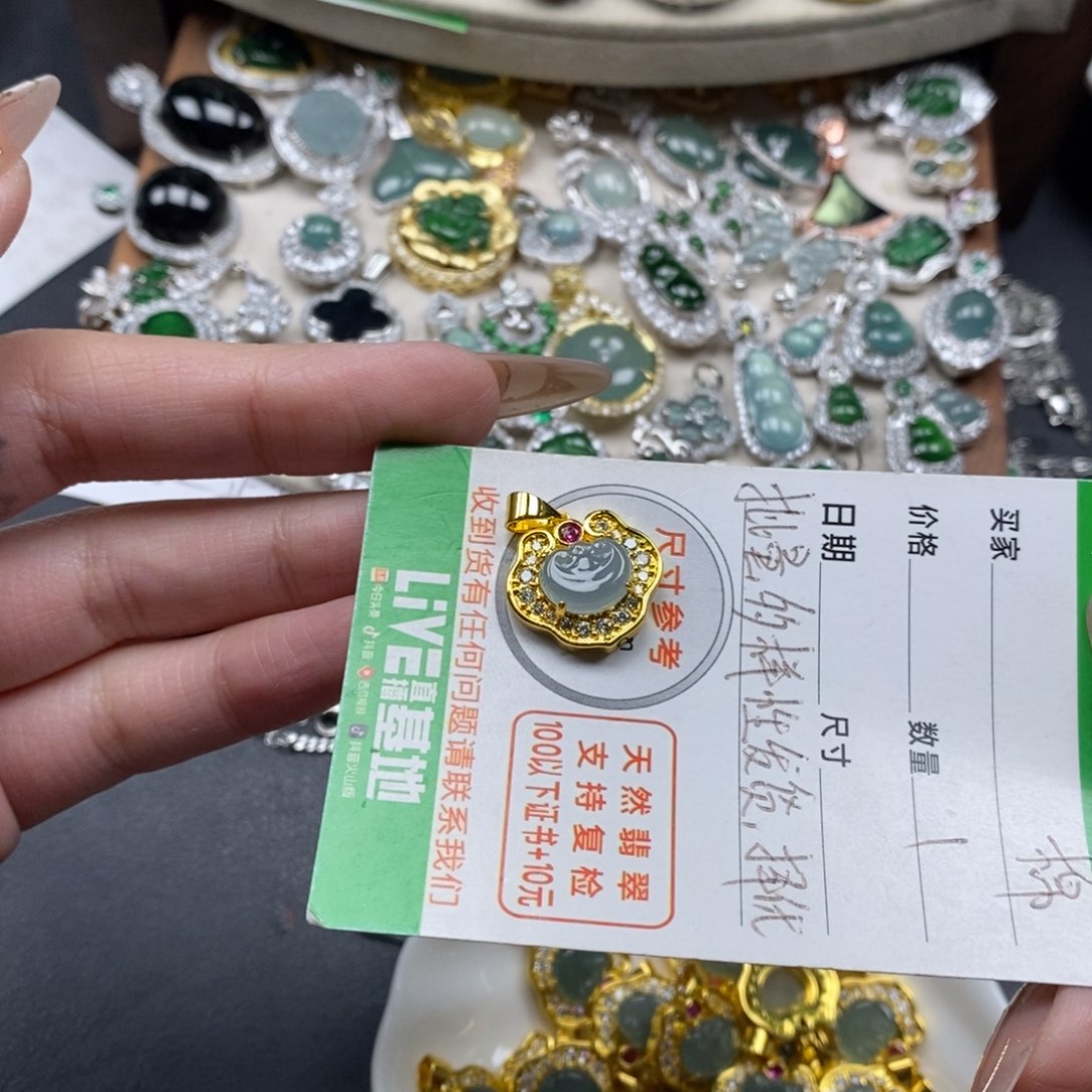 翡翠颈饰未镶嵌翡翠