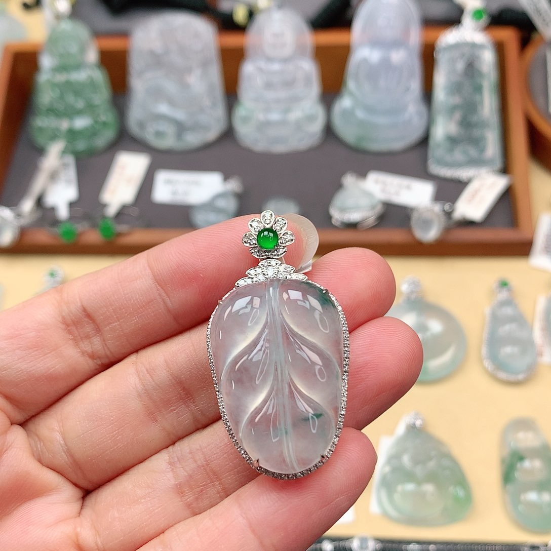 翡翠颈饰18K金镶嵌叶子