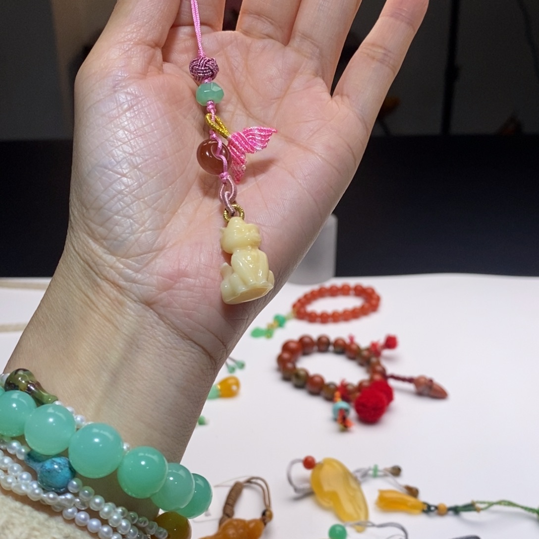 小***福石英质玉未镶嵌颈饰