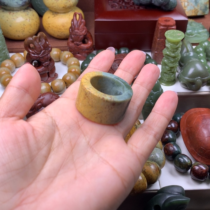 岫岩河磨玉（透闪石质玉）戒圈未镶嵌失***雄