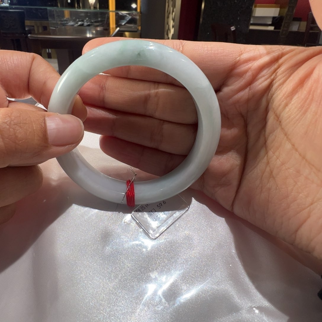 翡翠手镯未镶嵌飘花