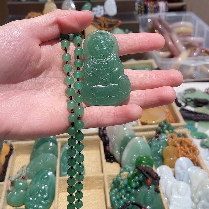 石英质玉未镶嵌颈饰