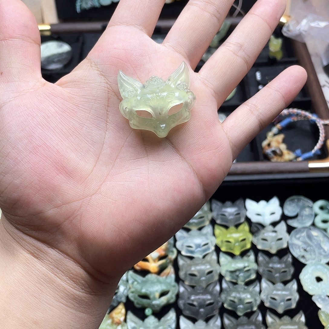 稣***鱼未镶嵌蛇纹石玉颈饰