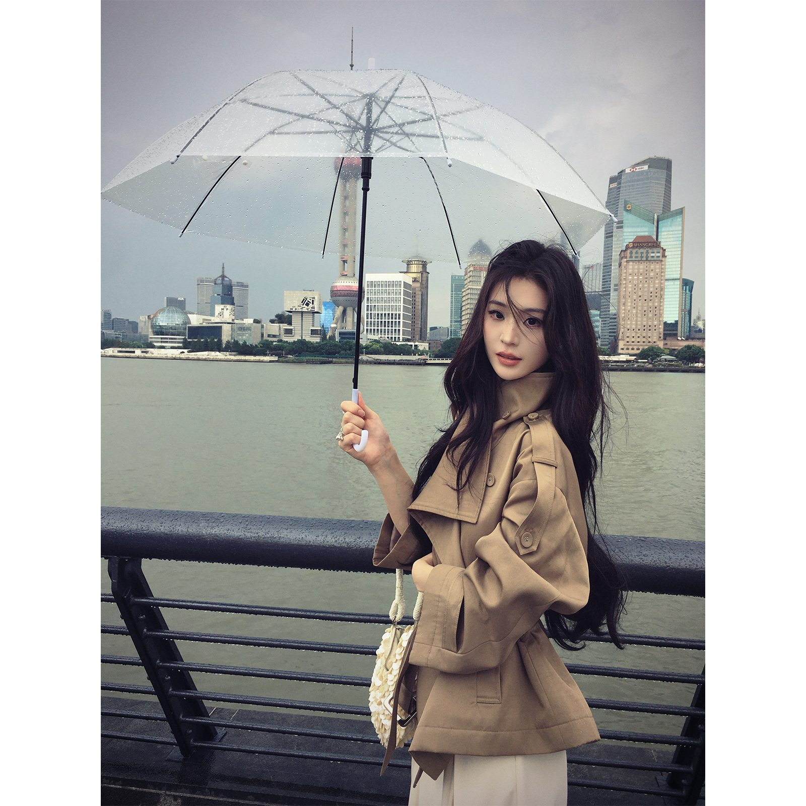 ICELOLLY巨好看的早秋风衣外套女2025新款立领收腰短款卡其色大衣