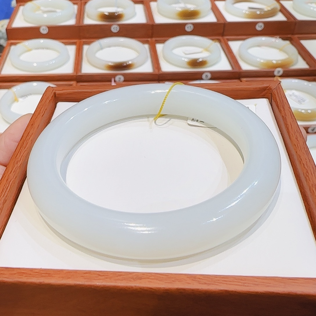 和田玉未镶嵌手镯