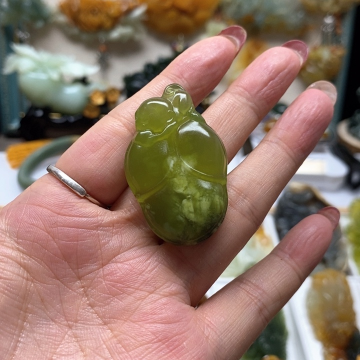 蛇纹石玉颈饰未镶嵌
