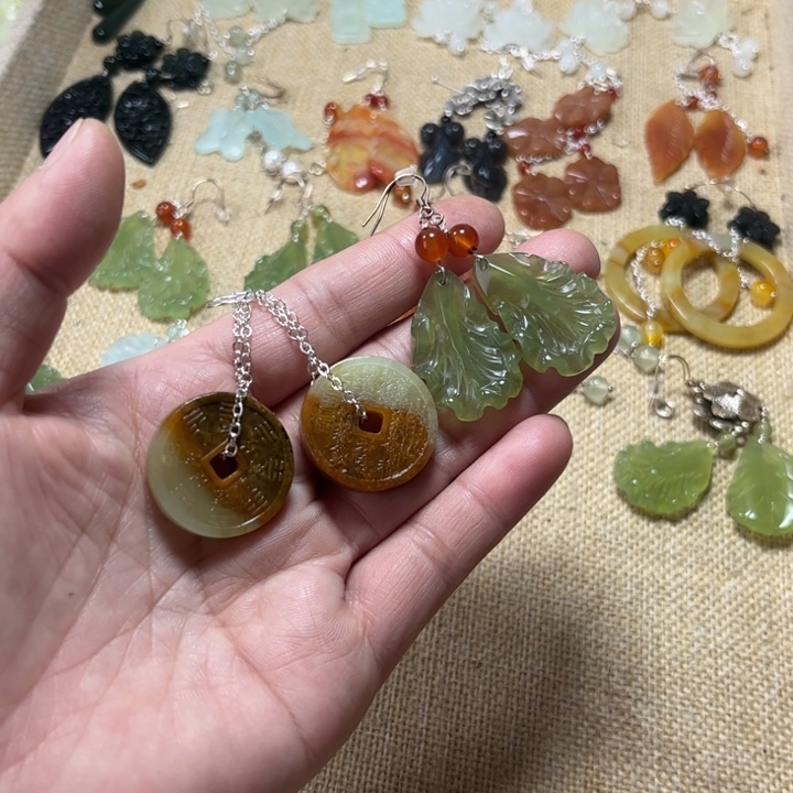 蛇纹石玉合金耳饰