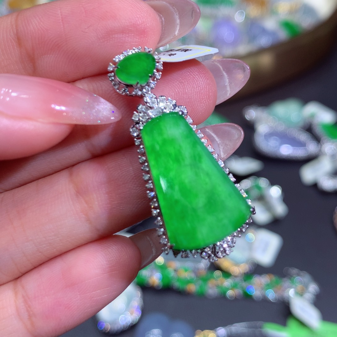 翡翠吊坠(赠链)18K金镶嵌