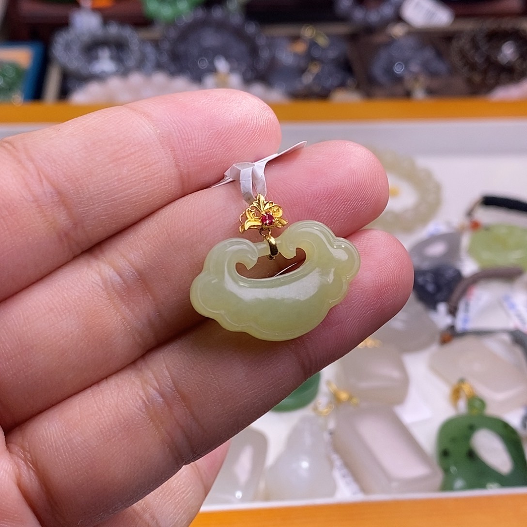 和田玉精品老矿料新疆黄口高冰金镶如意锁吊坠未镶嵌欢**?