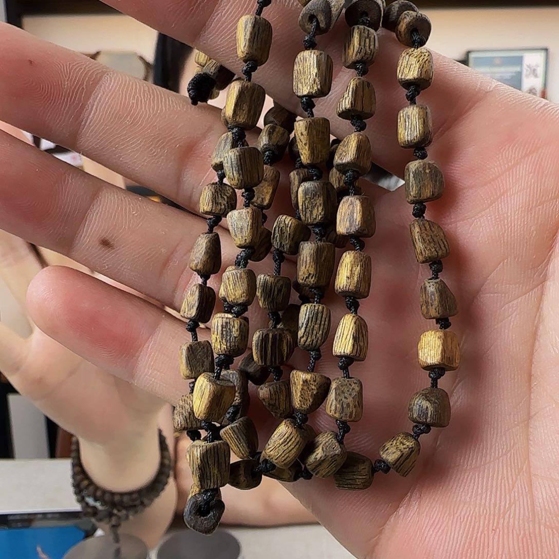 手串沉香白棋。        