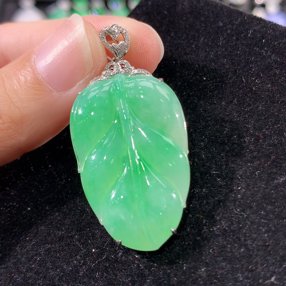 翡翠18K金镶嵌颈饰