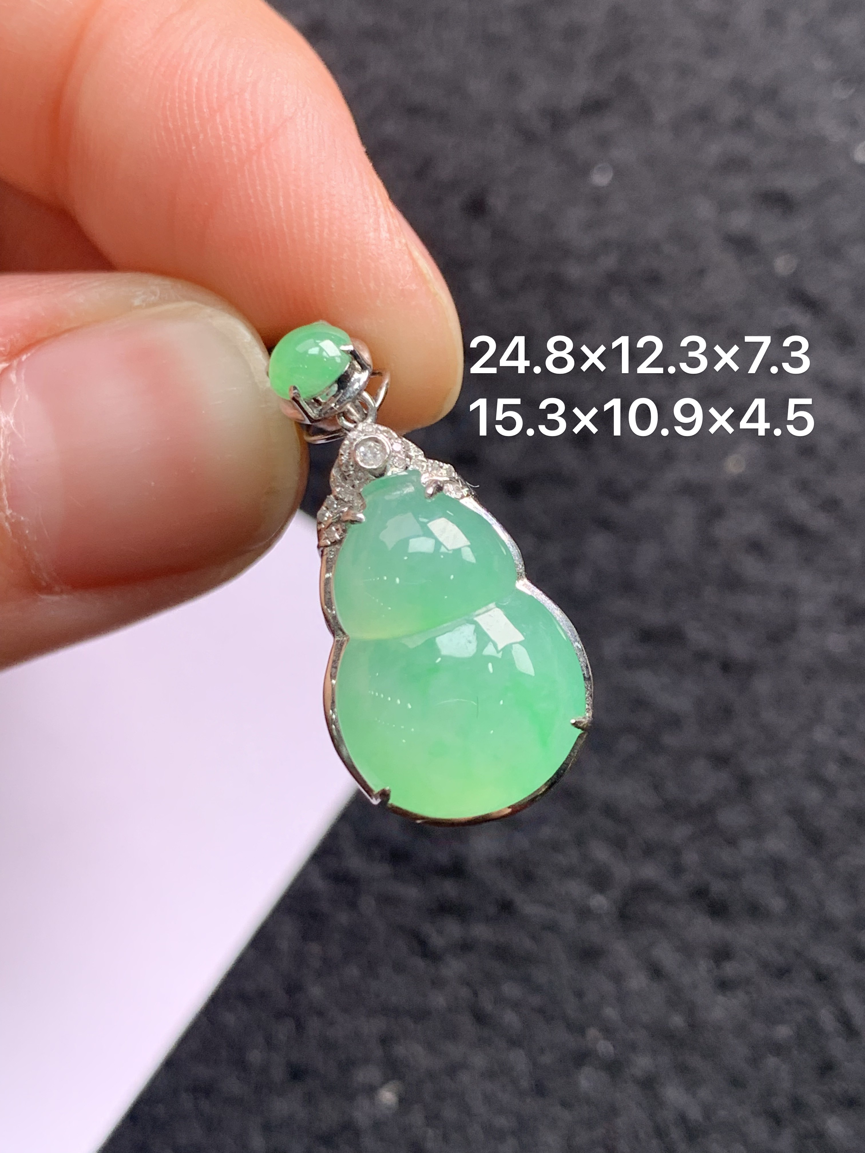 18K金镶嵌天然缅甸翡翠阳绿葫芦吊坠