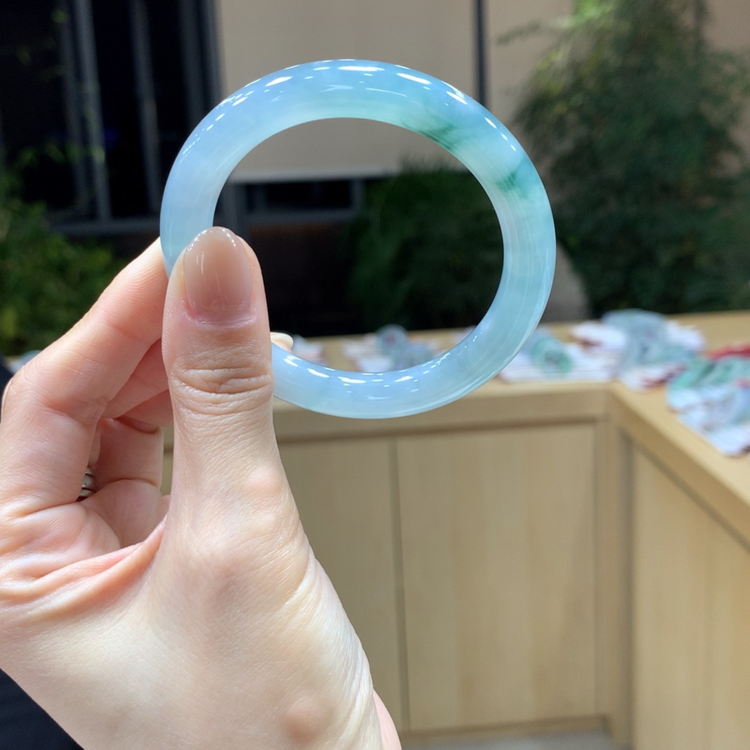 翡翠手镯未镶嵌不退不换