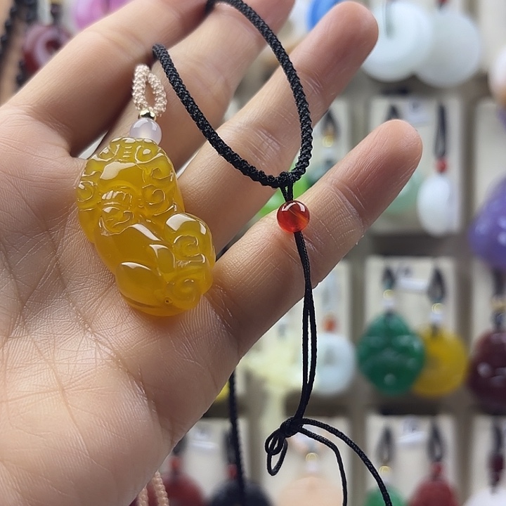 你***了石英质玉未镶嵌颈饰