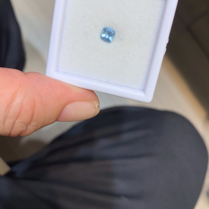 海蓝宝石笔搁未镶嵌?*.裸石42分
