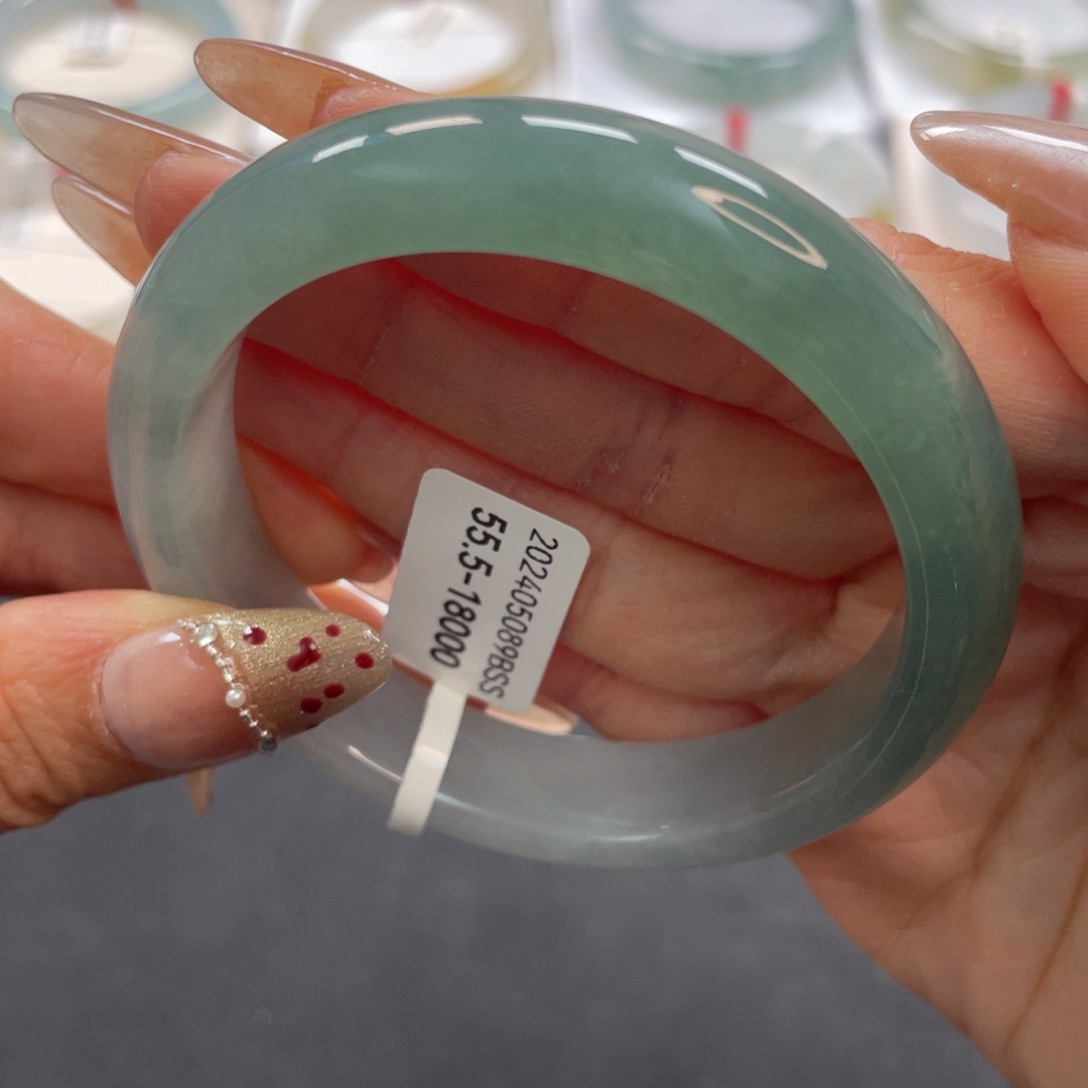 【闪购商品】翡翠手镯未镶嵌5556圈半山水