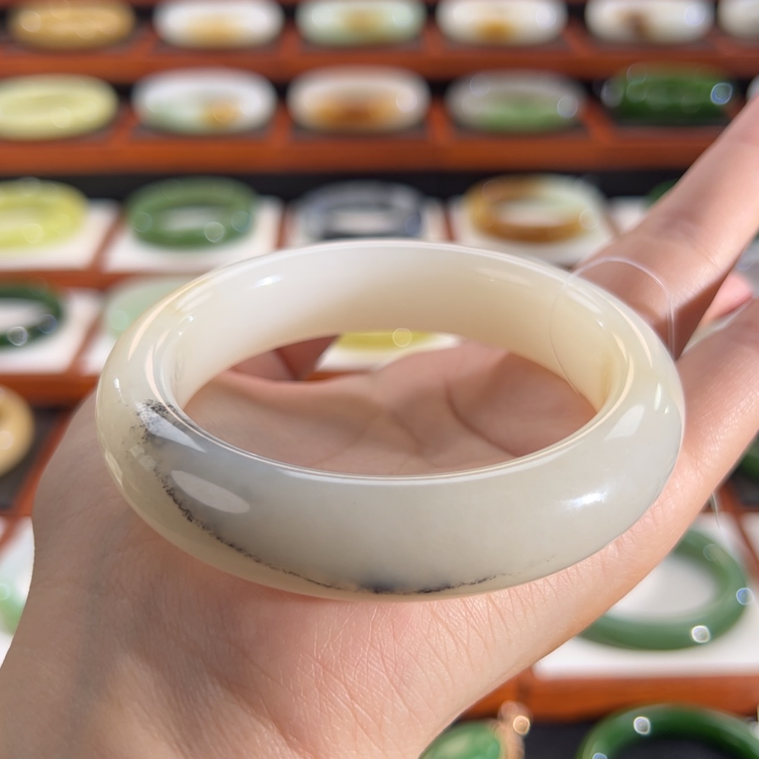 和田玉手镯未镶嵌三色楼兰