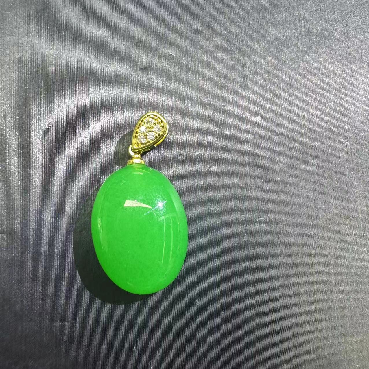 冰满绿蛋面吊坠H460