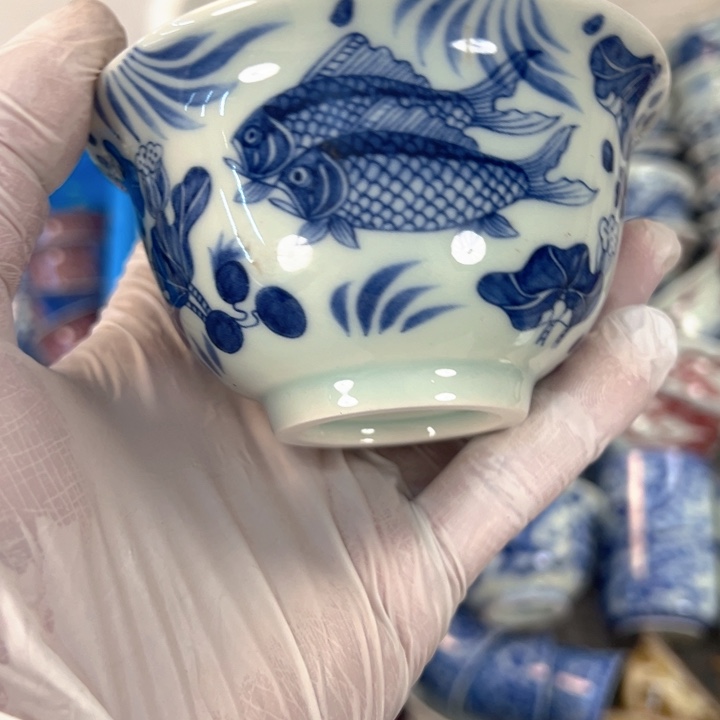 瓷片白青花鱼藻纹压手杯主人杯全品