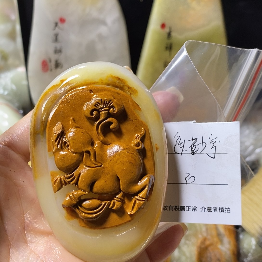 石材铁****军古青石手把件