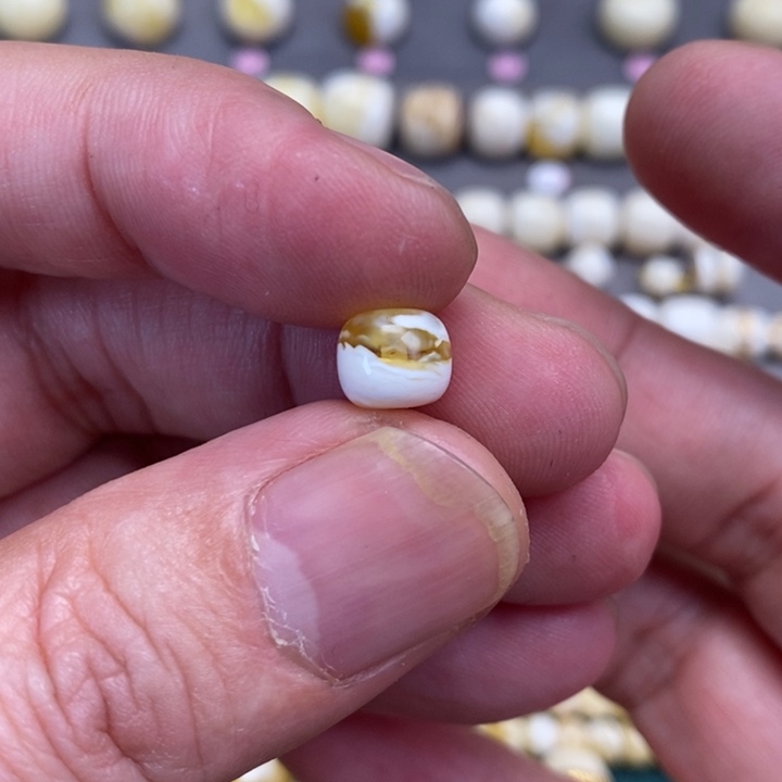 蜜蜡裸石未镶嵌亮*张