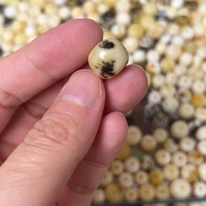 蜜蜡未镶嵌裸石12.8mm一个