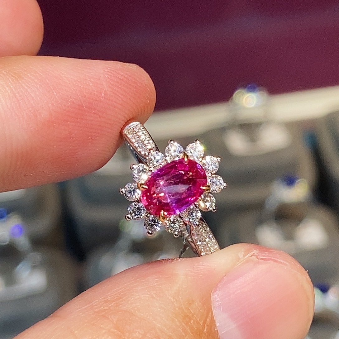 彩色蓝宝石18K金镶嵌戒指1.26克拉