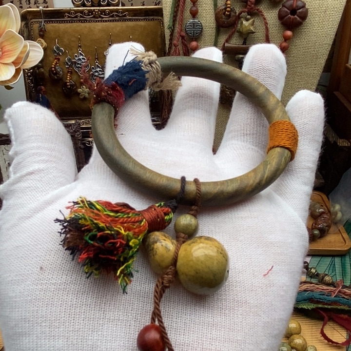 未镶嵌岫岩河磨玉（透闪石质玉）挂件