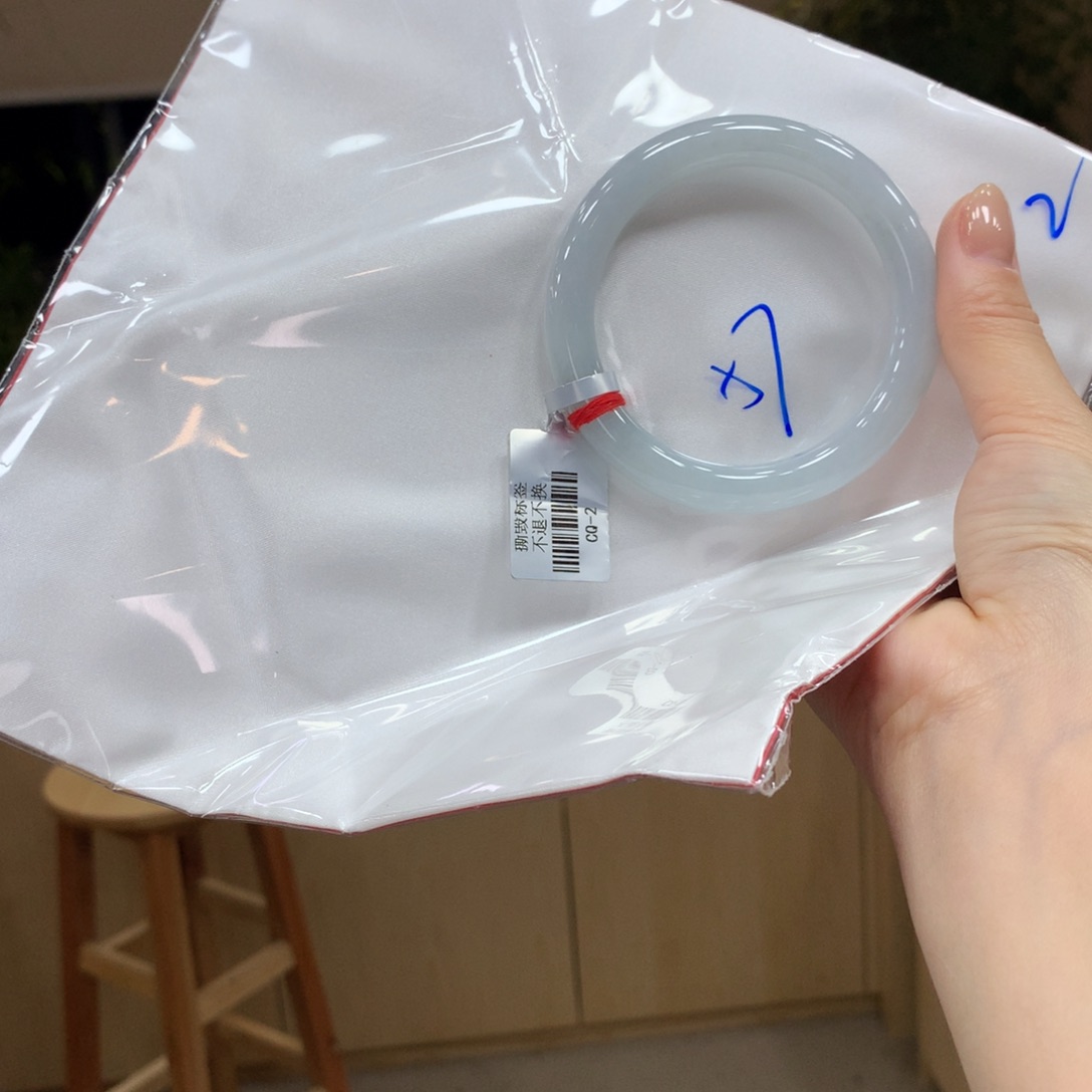 翡翠手镯未镶嵌不退不换