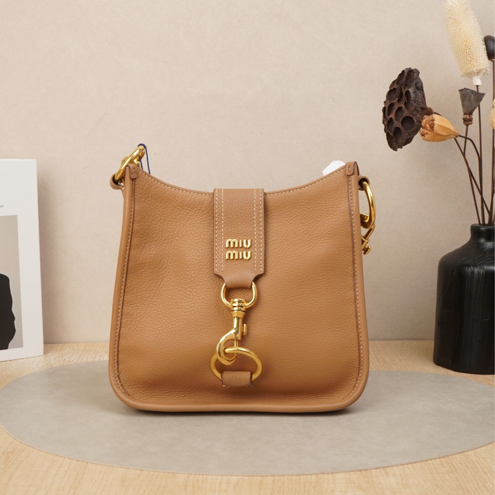 95新 MIU MIU/缪缪 缪缪单肩邮差包焦糖色牛皮/DS042860