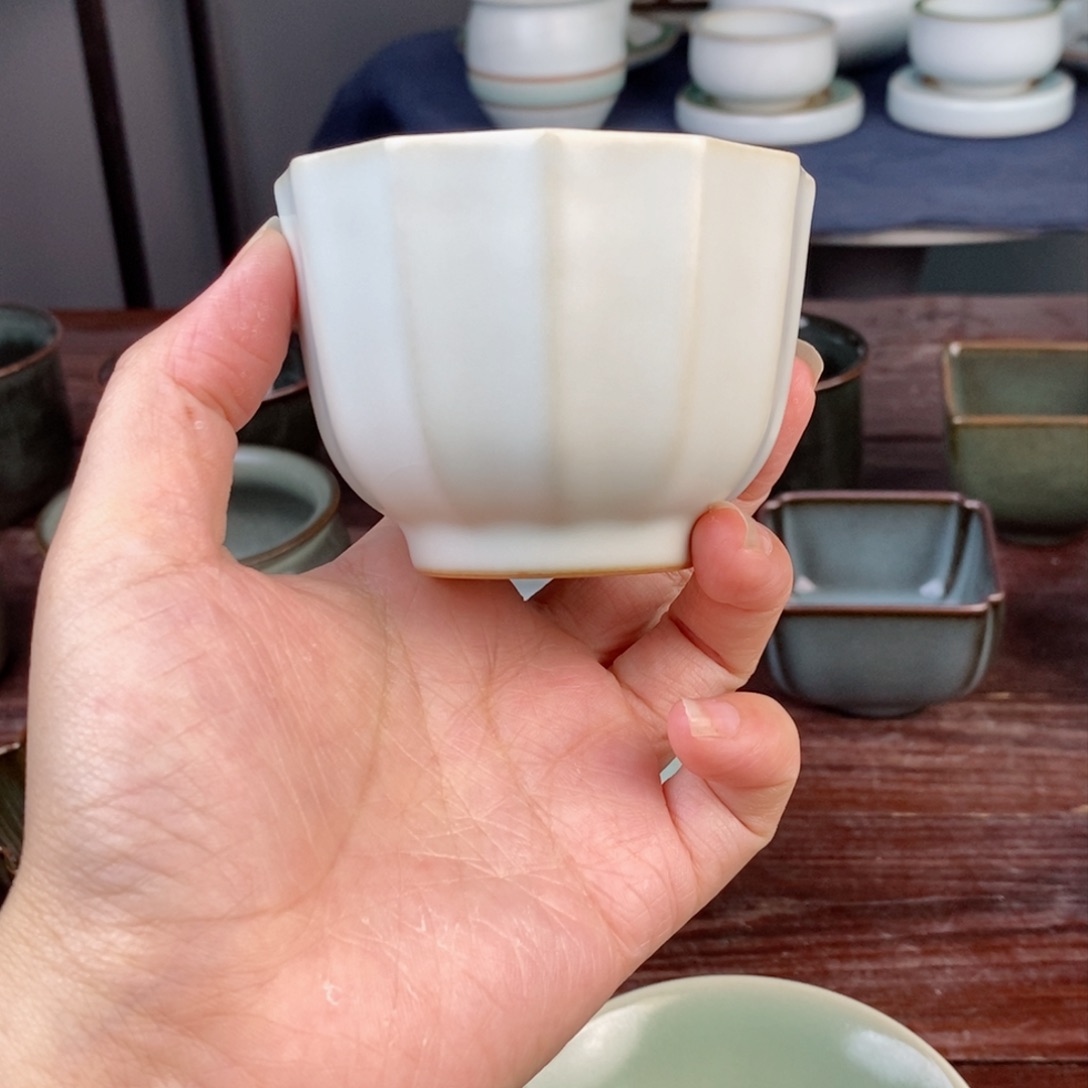 朱砂胎月白花口杯 开片