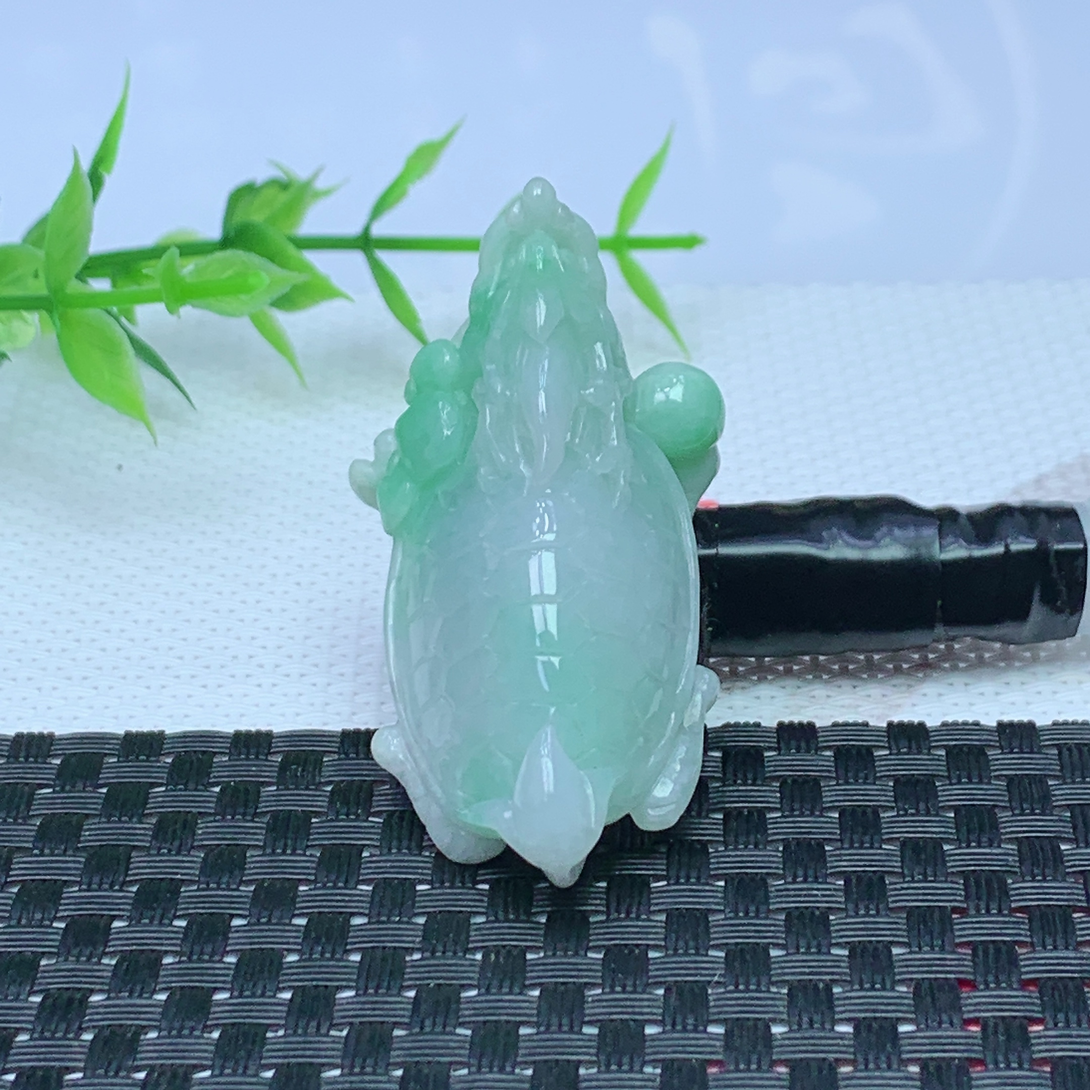 缅甸天然A货翡翠 飘绿龙龟吊坠 尺寸；50.7*28.2*20.6mm