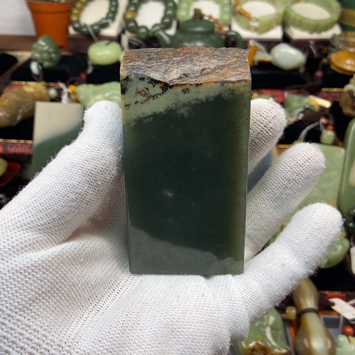 未镶嵌岫岩河磨玉（透闪石质玉）把件