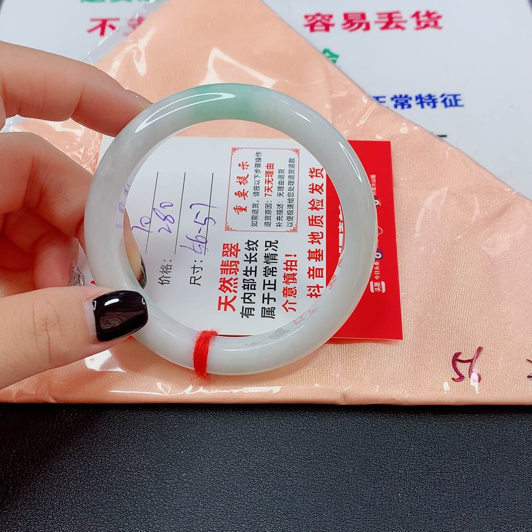 翡翠手镯未镶嵌翡翠